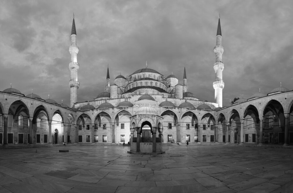 Blue_Mosque_Courtyard_Dusk_Wikimedia_Commons