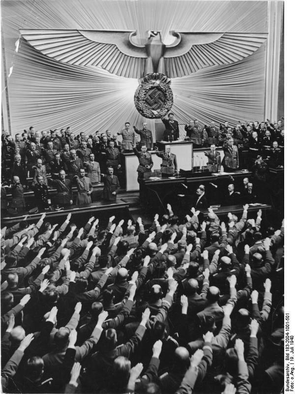 Bundesarchiv_Bild_183-2004-1001-501,_Berlin,_Reichstagssitzung,_Adolf_Hitler