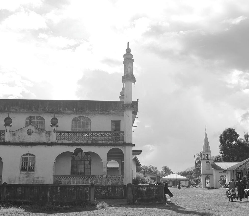 1024px-Pendemdu_Mosque_and_Church